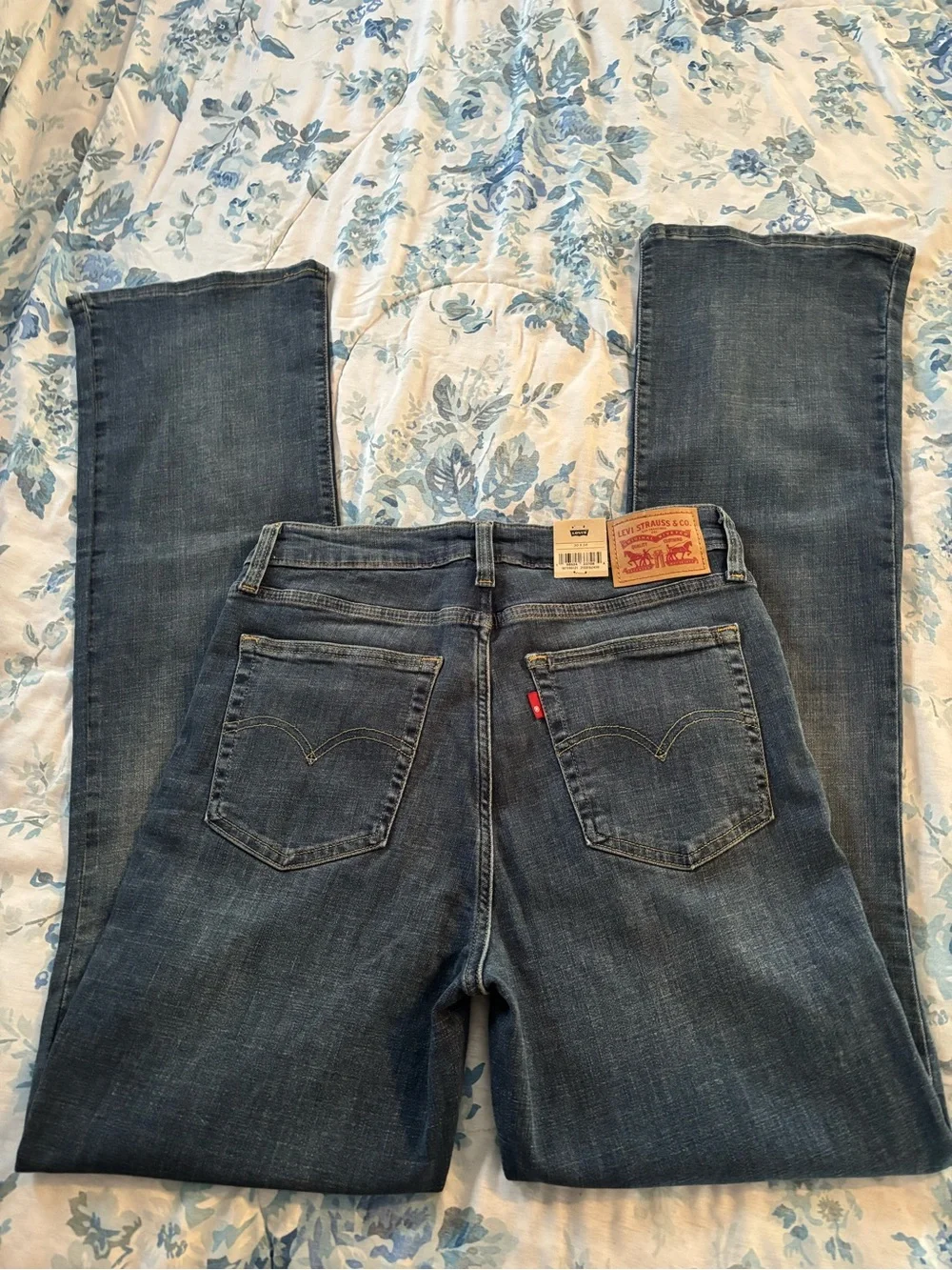Levi's Women's 725 High-Rise Boot Cut Jeans in Medium Blue Wash
